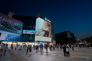 華途傳媒|周生生投放濟南世茂（寬厚里）裸眼3D大屏