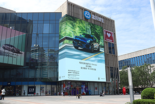 華途傳媒|瑪莎拉蒂點亮濟南世茂（寬厚里）裸眼3D大屏